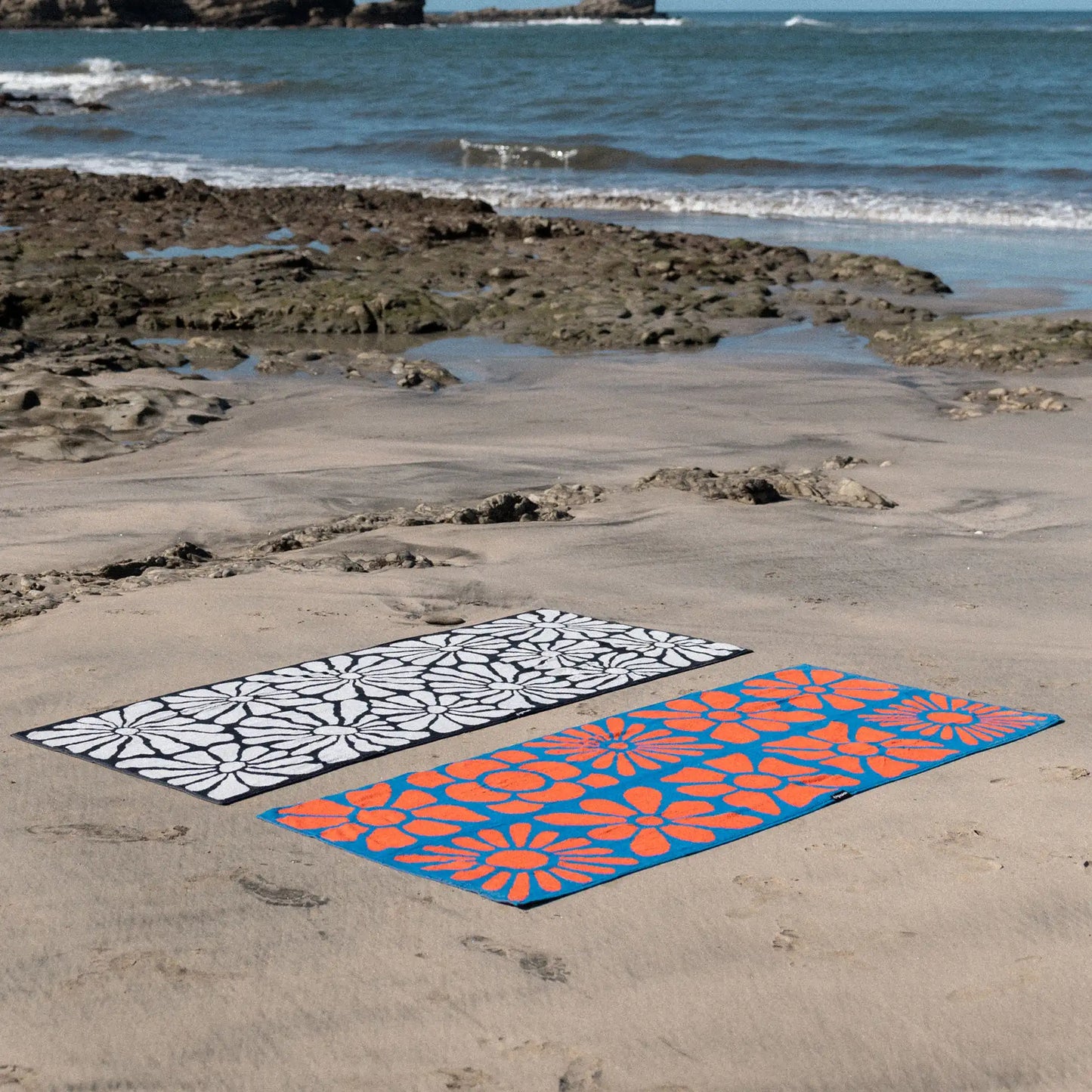 Organic Cotton Beach Towel: Lazy Daisy Black
