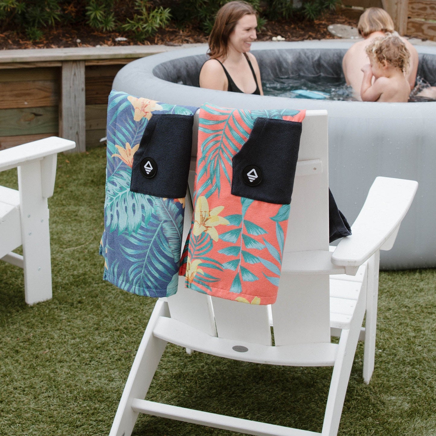 Kids Changing Poncho: Palms Coral